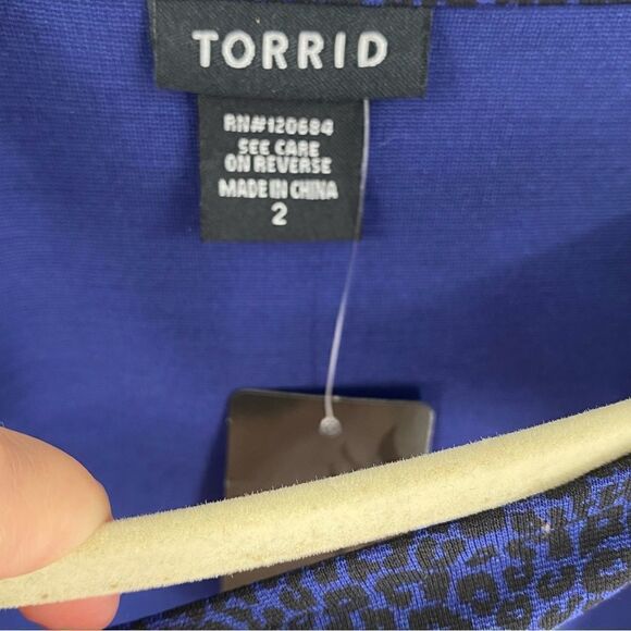 Torrid Women’s Round Neck Cut Out Short Sleeve Peplum Blouse Blue Animal Print 2 - Picture 3 of 4